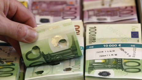 Еврото продължава да отстъпва от тригодишния си връх