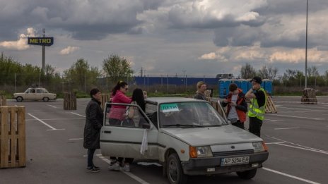 Украйна твърди, че е потопила два руски военни кораба, а Москва атакува Одеса