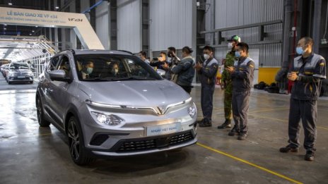 Нов електромобилен играч от Виетнам хвърля ръкавицата на Tesla за пазара в САЩ