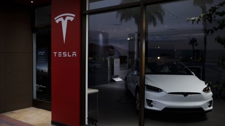 Tesla иска бърз скок на производството на фона на по-добра от очакваното печалба