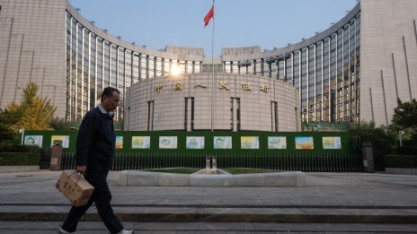 Спадът на китайския фондов пазар се задълбочава