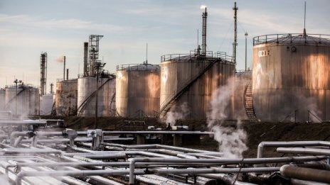 Петролът поевтинява след неочакван ръст на запасите от бензин в САЩ*