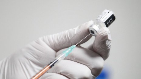 Латвия готви задължителна ваксинация срещу COVID за лекари и учители