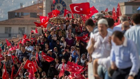 Не армията – народът е гарант за политическите процеси в Турция