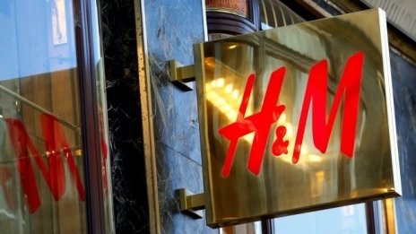 Акциите на H&M поскъпнаха с 10% след сигнали за измъкване от най-лошия период