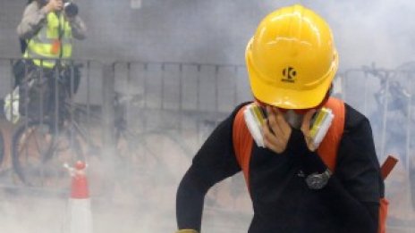 Полицията в Хонконг отново използва сълзотворен газ срещу протестиращи