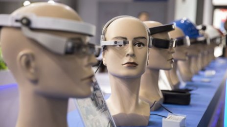 Технологичните гиганти вярват, че потребителите са готови за умни очила