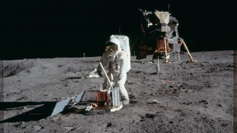 Златен модел на Apollo 11 е продаден за над 122 хил. долара на търг
