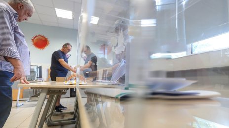 Екзитпол: ГЕРБ-СДС водят с 26,7% от гласовете, оспорвана надпревара за второто място