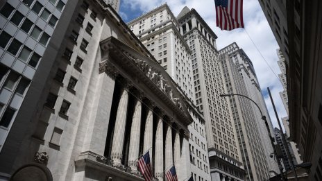 Dow Jones и Nasdaq затвориха на ръба на корекцията