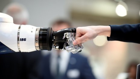 Експерт: Необходима е еволюция на правото, за да може да регулира технологиите