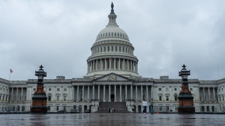 Опасната игра на американските политици 