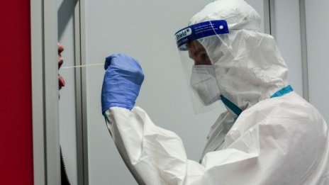 Българите са почти поравно разделени за твърди ограничения заради коронавируса