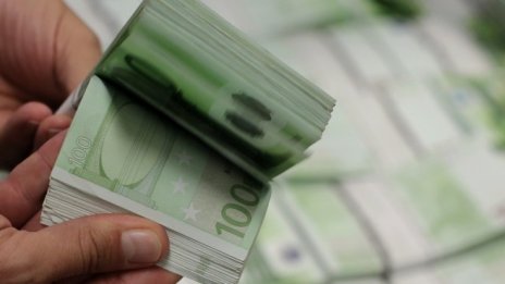 Графика на деня: Коронакризата ни направи спестовници