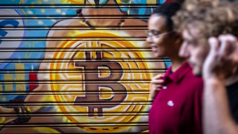 Цената на биткойна отново пое надолу, след като мина прага от 90 хил. долара