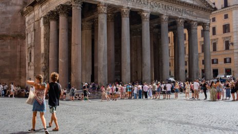 Туристите пристигат в Европа и носят нови главоболия на ЕЦБ със себе си