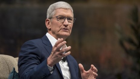 Apple дава на Кук първия голям пакет акции от 2011 г.