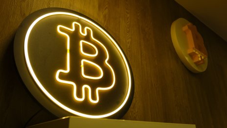 Биткойнът потъна, подплашен от очаквани продажби