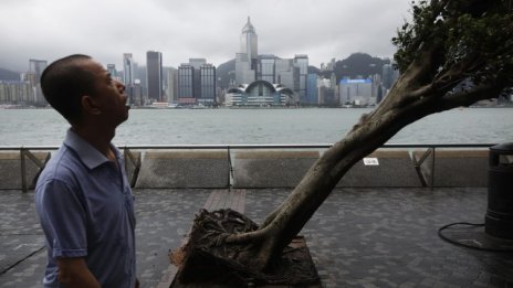 Тайфун премина през Хонконг, началото на борсовата сесия бе отложено