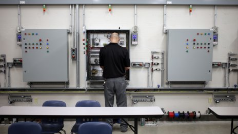 Броят на молбите за помощи за безработни в САЩ спадна до двумесечно дъно