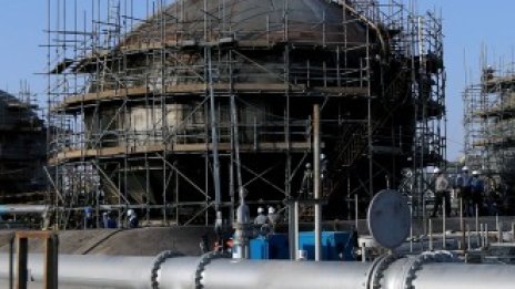 Нарастващата епидемия тежи на цените на петрола*