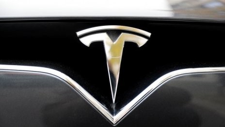 Американските власти разследват фатална катастрофа с Tesla