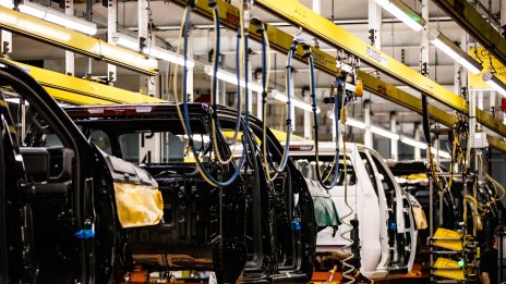 Фабричната активност в САЩ се свива за трети пореден месец