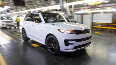 Jaguar Land Rover спира износа на автомобили за САЩ през април