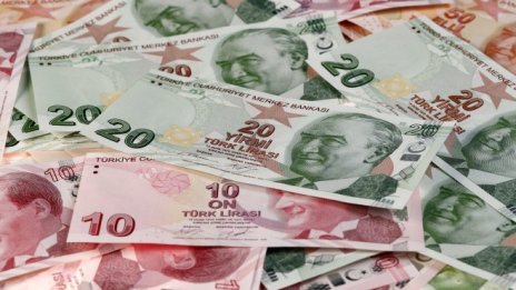 Турската лира се срива до рекордно дъно