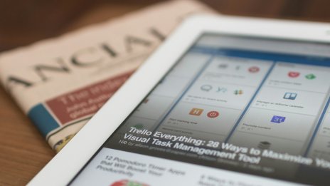 Читателите по света стават все по-подозрителни към медии, използващи AI