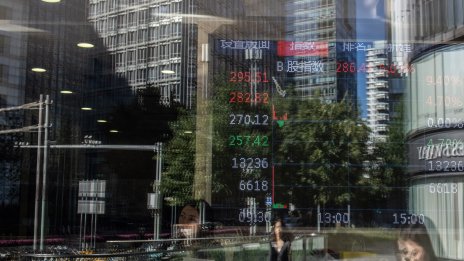 Хонконгският индекс Hang Seng се срина с 4%, а китайският CSI 300 заличи над 2%