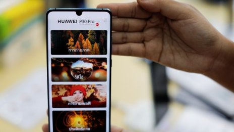 Новите смартфони на Huawei няма да идват с предварително инсталиран Facebook 