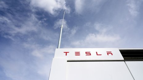 Tesla се готви за нова рекордна година, но няма да стигне целите на Мъск за продажби