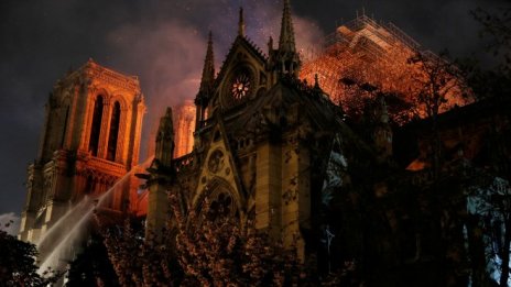 Френските власти: Структурата на Нотр Дам е спасена