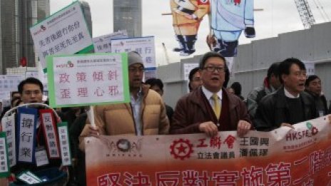 Фондовата борса в Хонконг скъси обедната си почивка с още половин час