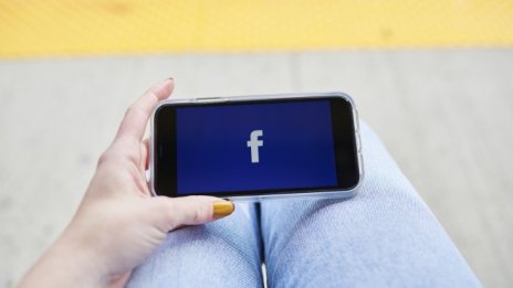 Ползването на Facebook скача, но рекламите ги няма 