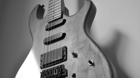 300 редки китари отиват на търг