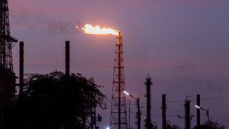 Петролът се насочва към най-големия си седмичен ръст от началото на войната в Газа*