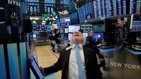 Dow Jones скочи с 350 пункта след най-лошата му седмица от две години*