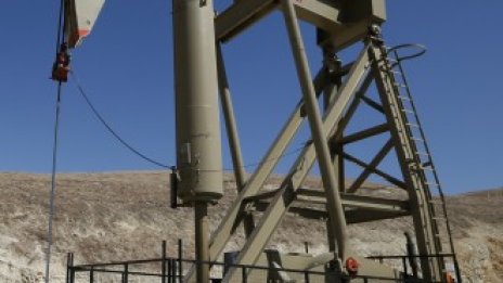 Отстъпление в цената на петрола след неочаквания ръст на доставките