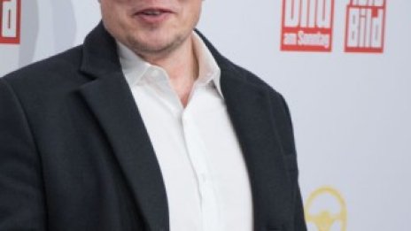 Акциите на Tesla достигнаха рекордните 900 долара