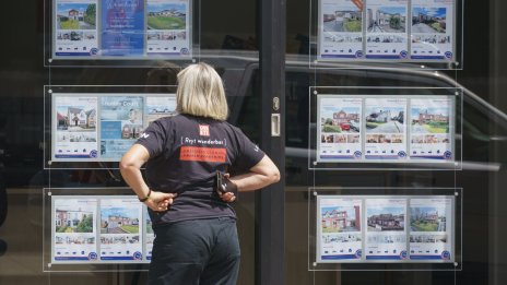 Спадът на британския жилищен пазар се задълбочава