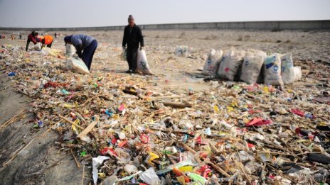 Американският боклук започва да вони до небесата