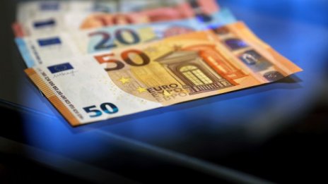 С 30% увеличават заплатите на служители от посолствата ни в чужбина