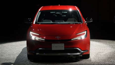 Защо автомобилните компании се обръщат към хибридни коли насред прехода към електромобили