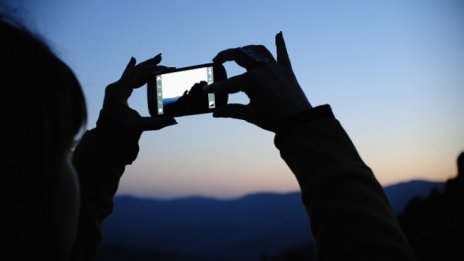 Непълната информация колко издържа телефонът на вода и удар е нелоялна практика