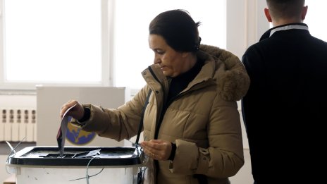 Косово гласува на парламентарни избори, помрачени от напрежението със Сърбия