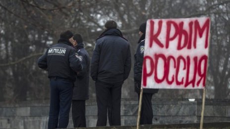 Въоръжени превзеха парламента и правителството в Крим