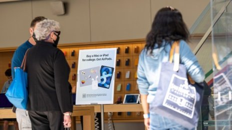 Apple ще плати до 1000 долара бонуси на работниците в магазините си