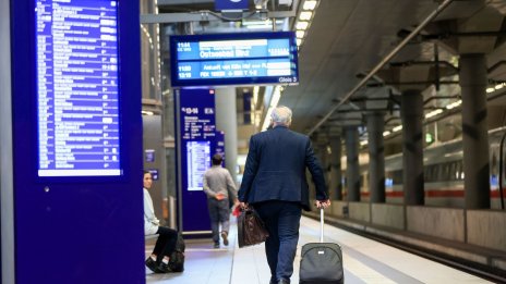 Deutschland-Ticket стимулира все повече германци да изберат влака пред леката кола